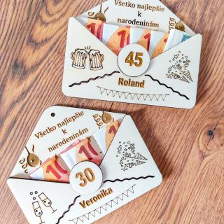 Ešte stále nemáš vianočný darček a nevieš ako obdariť blízkeho pod 🎄? Predstavujeme vám Drevené vianočné obálky na...