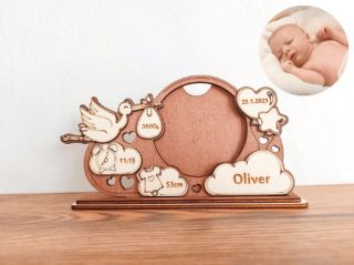 Krásny personalizovaný drevený fotorámik na pamiatku dňa narodenia vášho dieťatka. Obsahuje gravírované údaje o mene,...