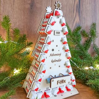 Drevený adventný kalendár v tvare stromčeka spríjemní vašim ratolestiam dni, ktoré ostávajú do Vianoc. Na každý deň majú...